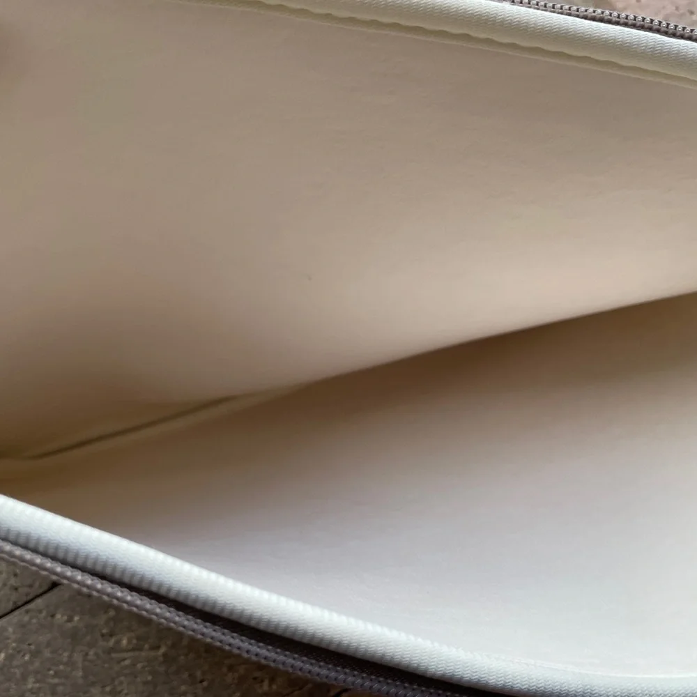 Laptop or tablet bag cream with gold polka dots